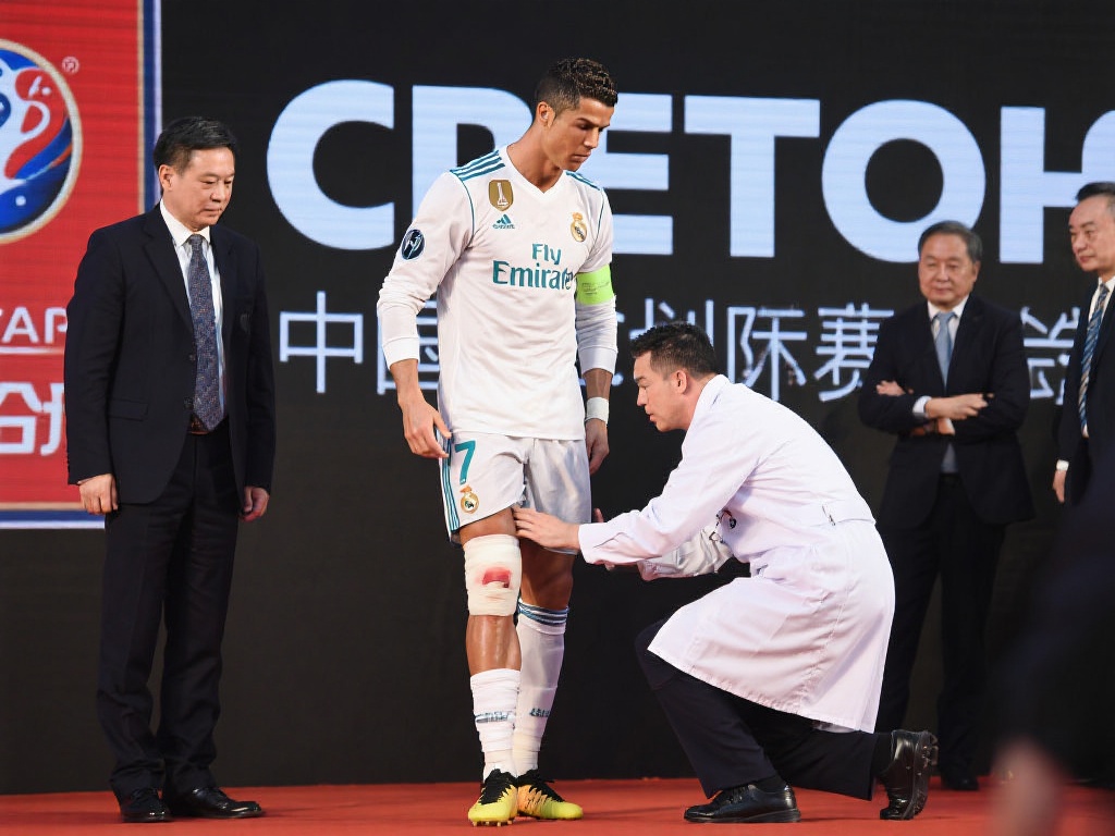 C罗伤情突发亮红灯:中国行出战悬而未决,或休战两周 据报道,C罗在中国行期间参加某活动时不慎