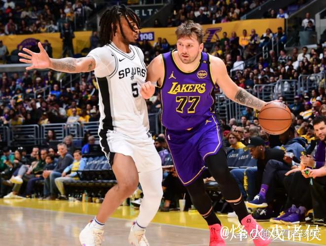 詹姆斯三双引领湖人大胜马刺,克内克特20+8止住3连败 詹姆斯三双引领湖人大胜马刺,克内克特20+8止住3连败